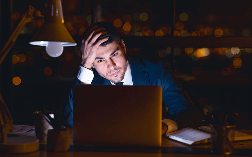 Why Does My Laptop Screen Dim When My Laptop is Plugged in?