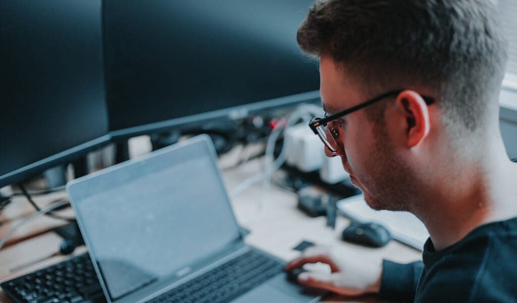 Wear anti-glare glasses when using laptop pc
