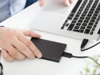 How to use external hard drive on laptop